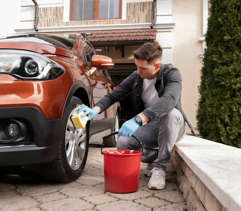 Lavage auto à domicile Belmont-d'Azergues : professionnel intervenant sur un véhicule